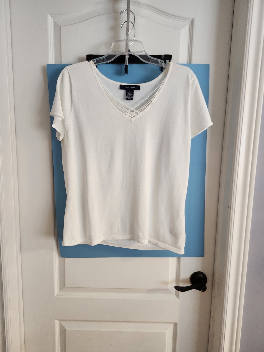 Jones New York White V-Neck Short Sleeve Top with Lattice Detail